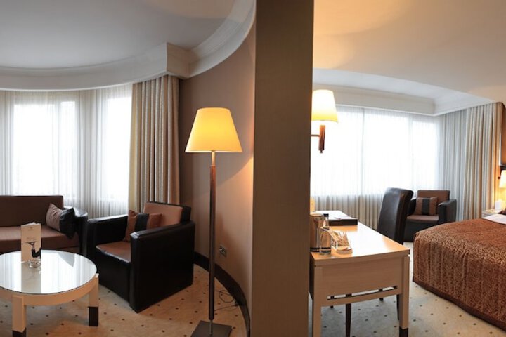 Room 10 of 37