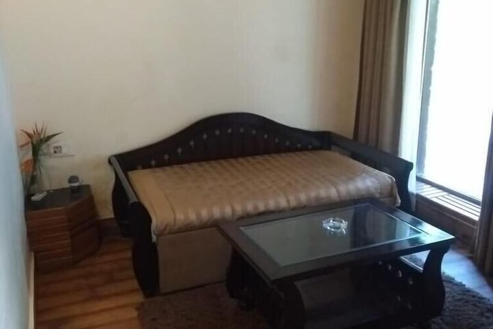Room 6 of 28