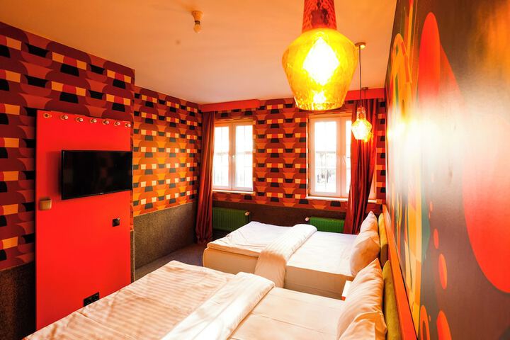 Room 10 of 18
