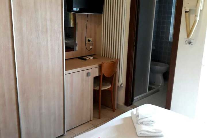Room 12 of 34