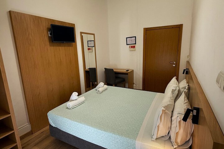 Room 18 of 160