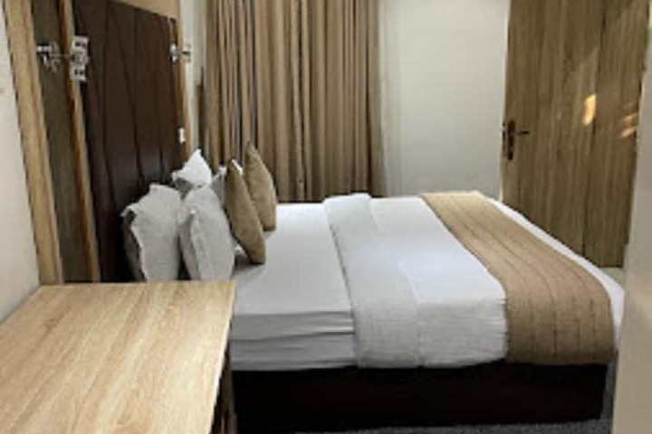 Room 6 of 9
