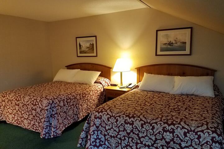 Deluxe 2 Queen Beds (3 of 15)