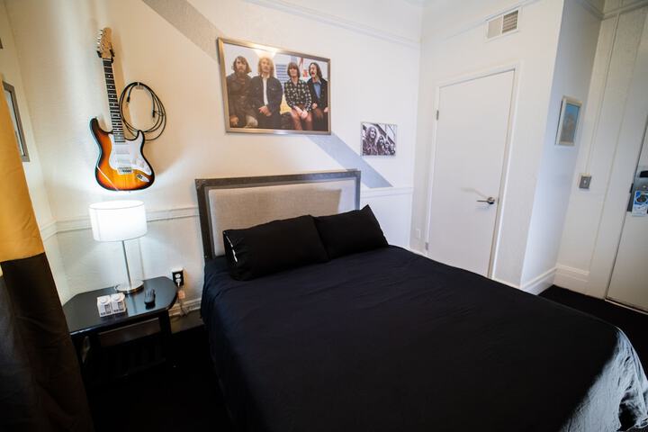 Queen Bed Shared Bathroom (12 of 21)