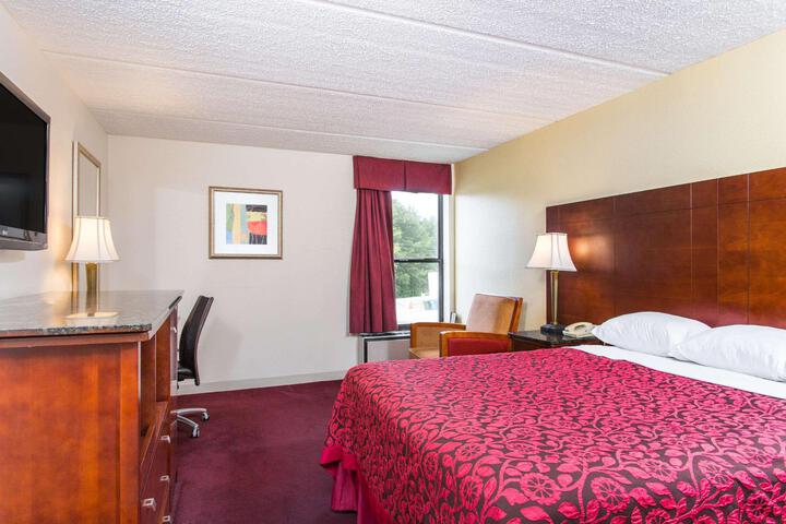 Efficiency Queen Bed (1 of 3)