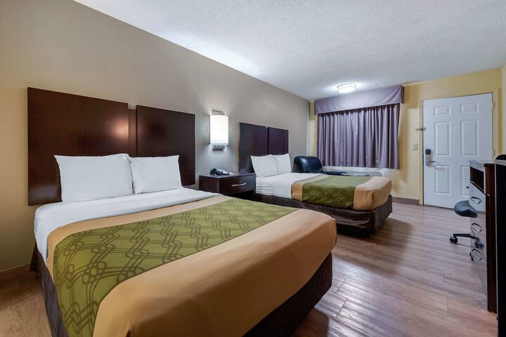 2 Double Beds (7 of 9)