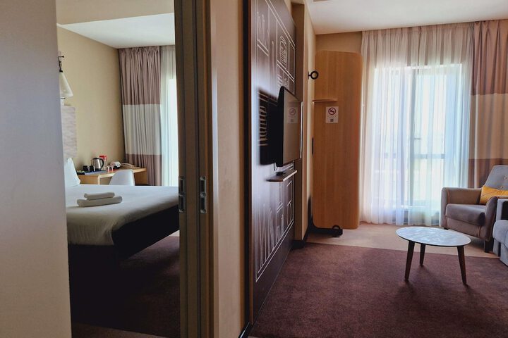 Room 16 of 42