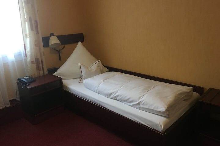 Room 5 of 27