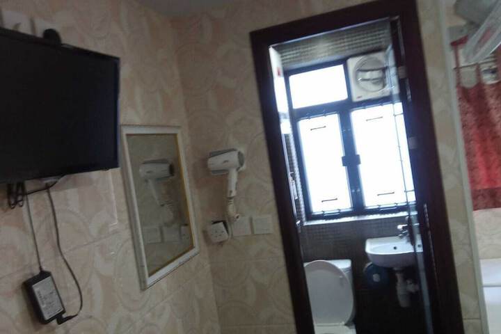 Room 28 of 33