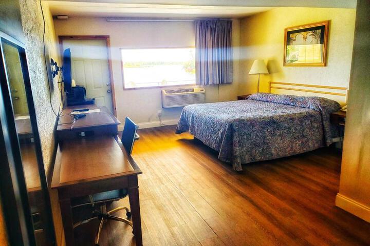 1 King Bed (2 of 7)
