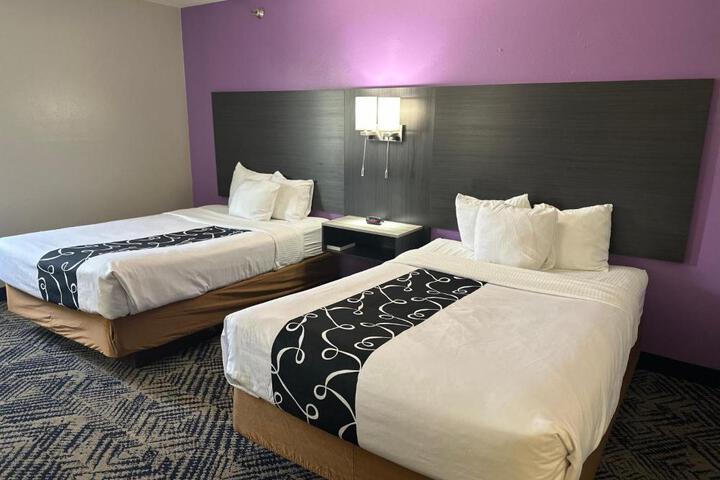2 Queen Beds (7 of 9)