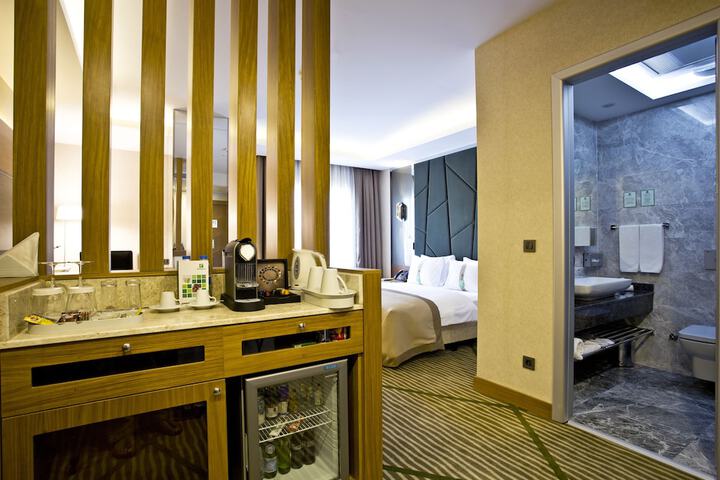 Room 4 of 30
