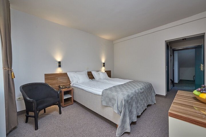 Room 9 of 19