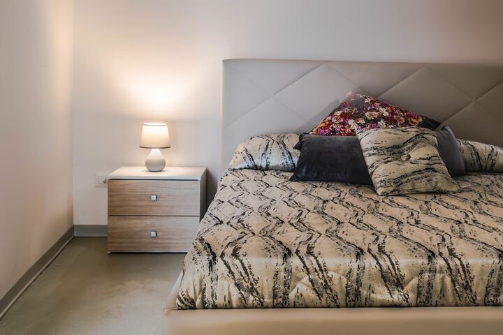Room 4 of 27