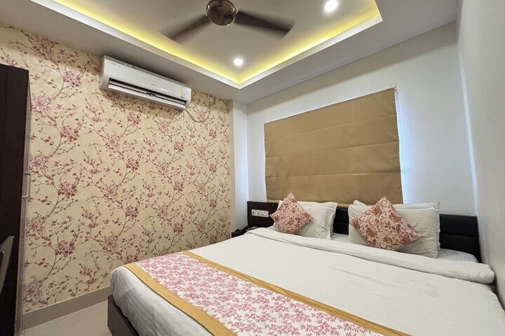 Room 12 of 32