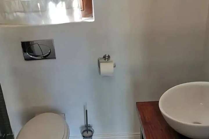 Room 8 of 18