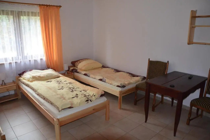 Room 5 of 12