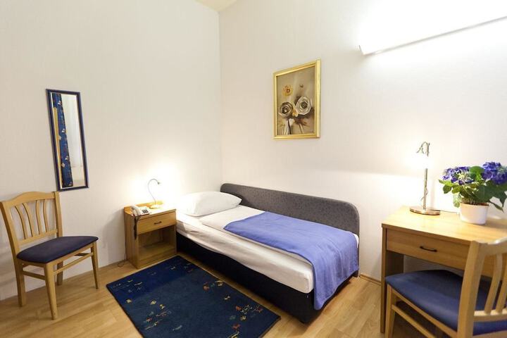 Room 7 of 33