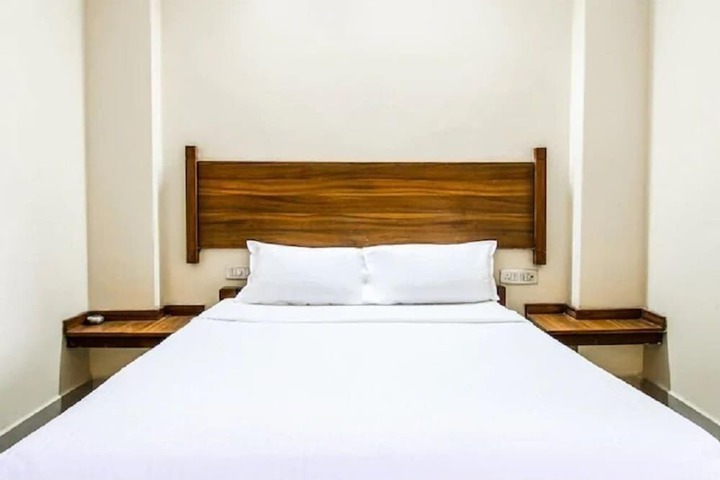 Room 5 of 12