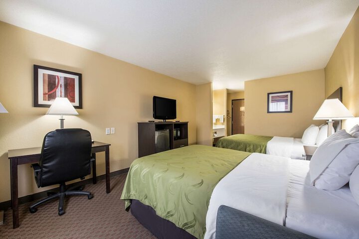 2 Double Beds (5 of 5)