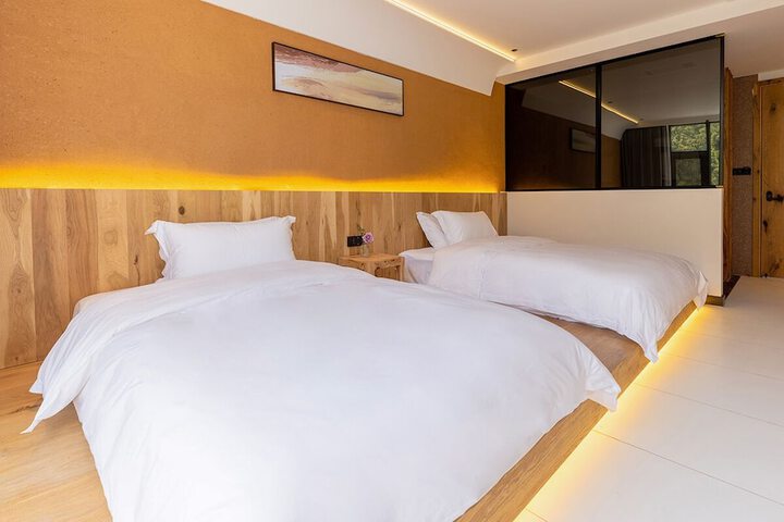 Room 52 of 159