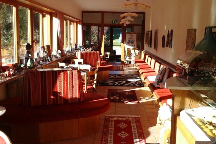 Lounge 44 of 92