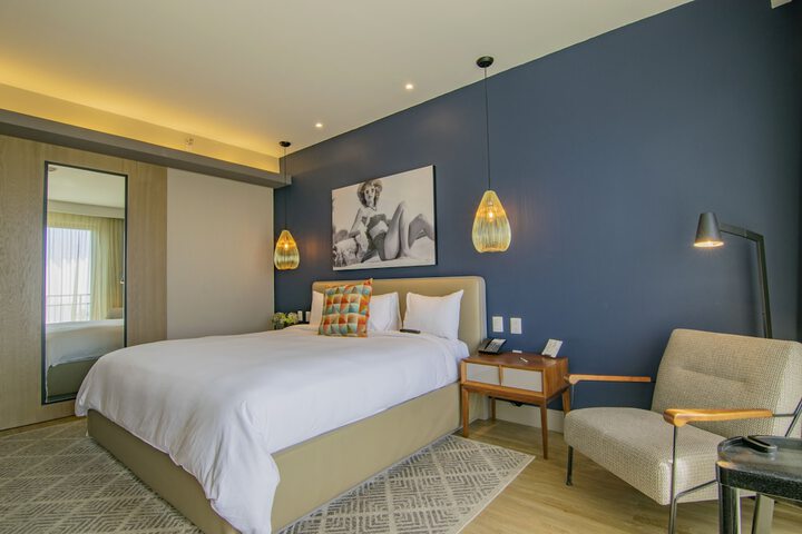 Room 6 of 93