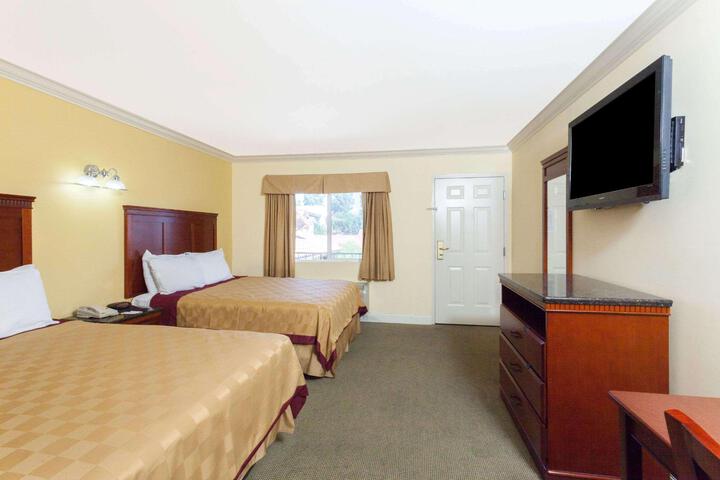 1 Queen Bed (11 of 16)