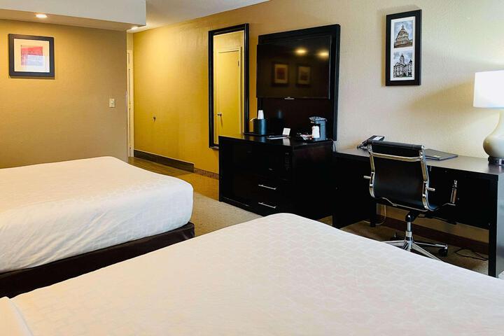 2 Queen Beds (3 of 8)