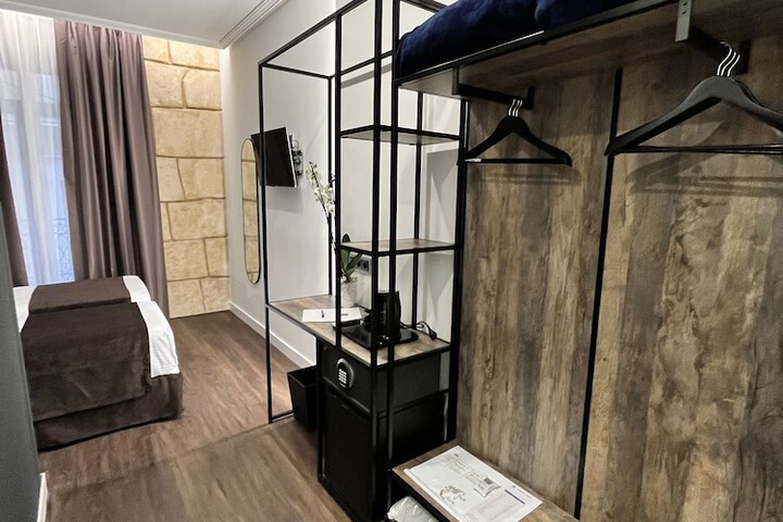 Room 5 of 147