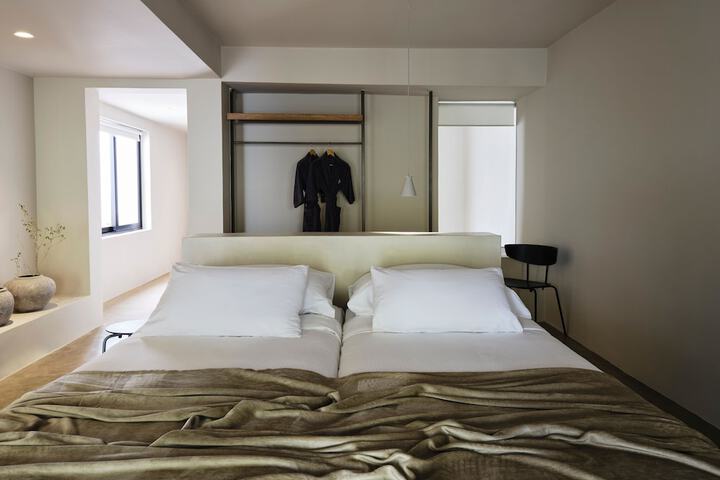 Room 43 of 215