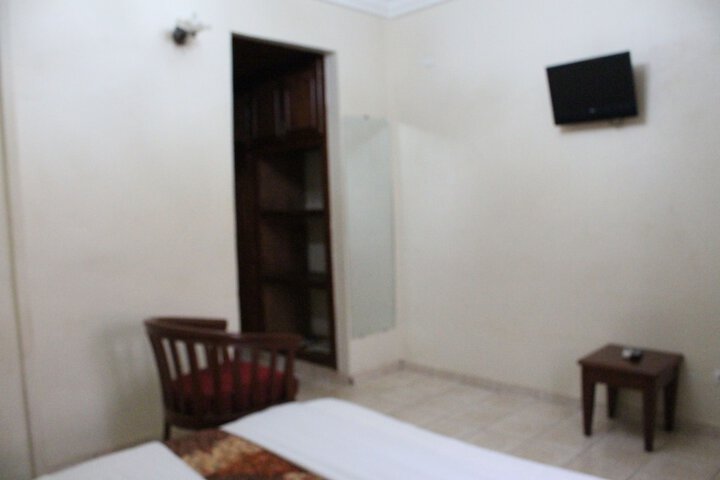Room 6 of 33