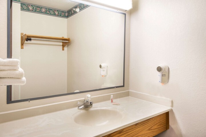 1 Queen Bed (2 of 24)