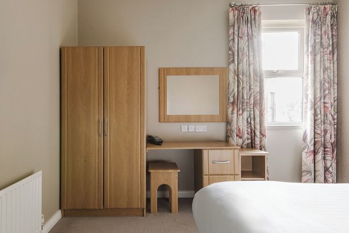 Room 40 of 146