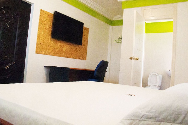 Room 4 of 8