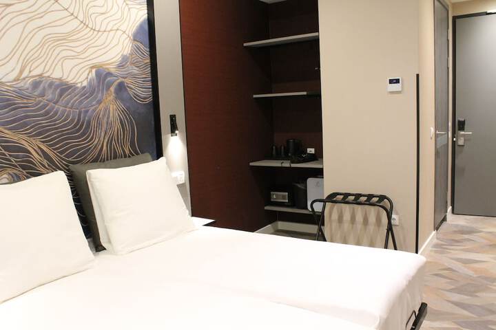 Room 10 of 31