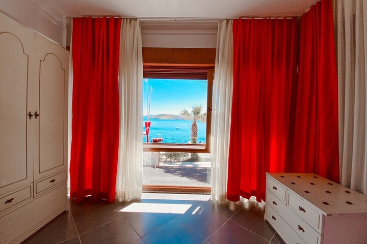 Room 10 of 18