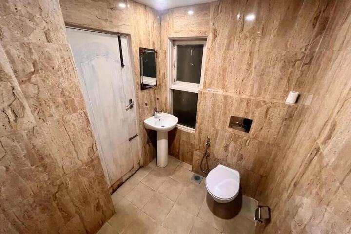 Room 7 of 10
