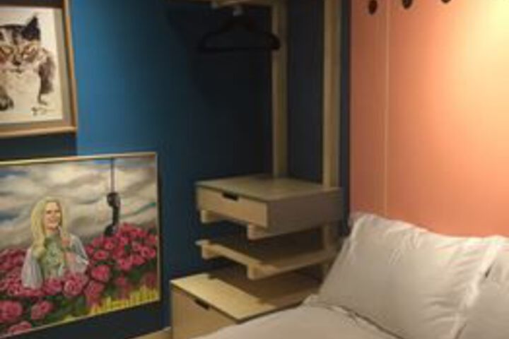 Room 6 of 17