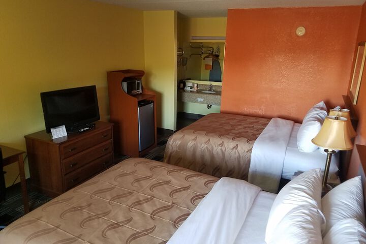 1 Queen Bed (2 of 23)