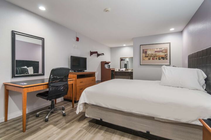 1 King Bed (2 of 13)