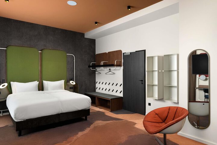 Room 33 of 170