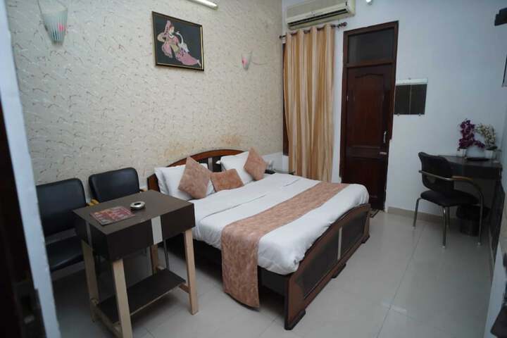 Room 8 of 13