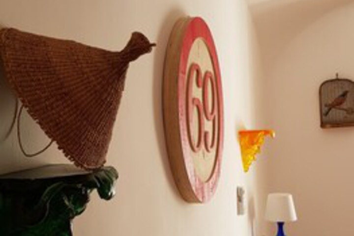 Room 52 of 76