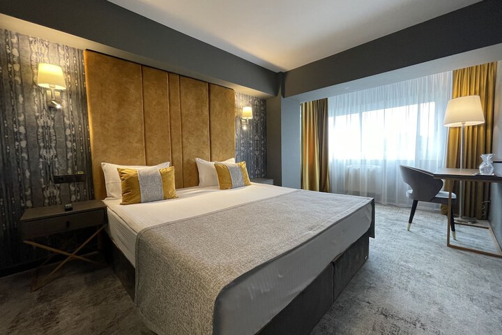 Room 5 of 33
