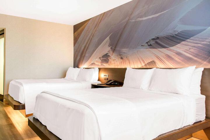 1 King Bed (4 of 9)