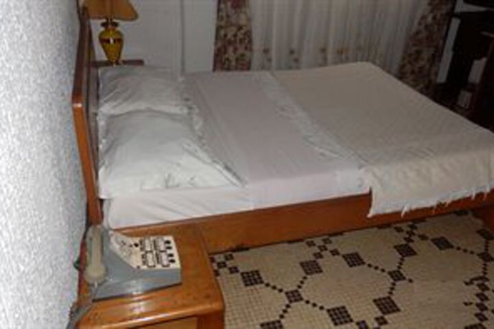Room 7 of 12
