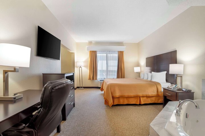 1 King Bed High Speed Internet Accessible Microwave, Refrigerator, Continental Breakfast (11 of 13)