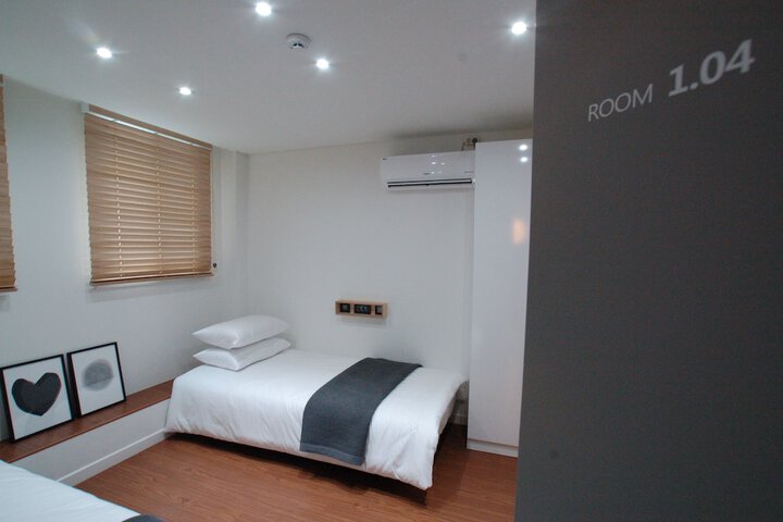 Room 12 of 76