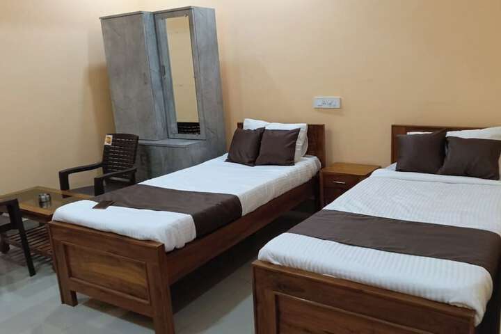 Room 6 of 9